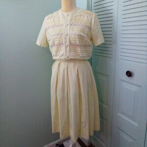 50s HERMAN MARCUS COTTON PIN-UP ROCKABILLY PALE YELLOW DRESS LACE BUTTONS PLEATS